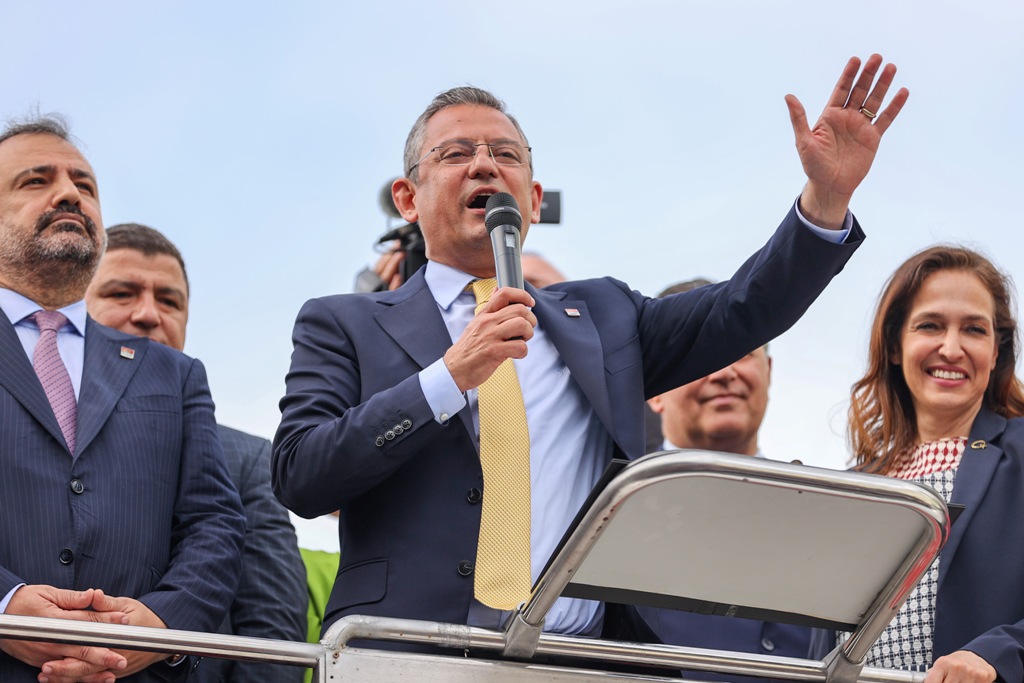 Tarihi zaferin ardından Özel'den İzmir çıkarması