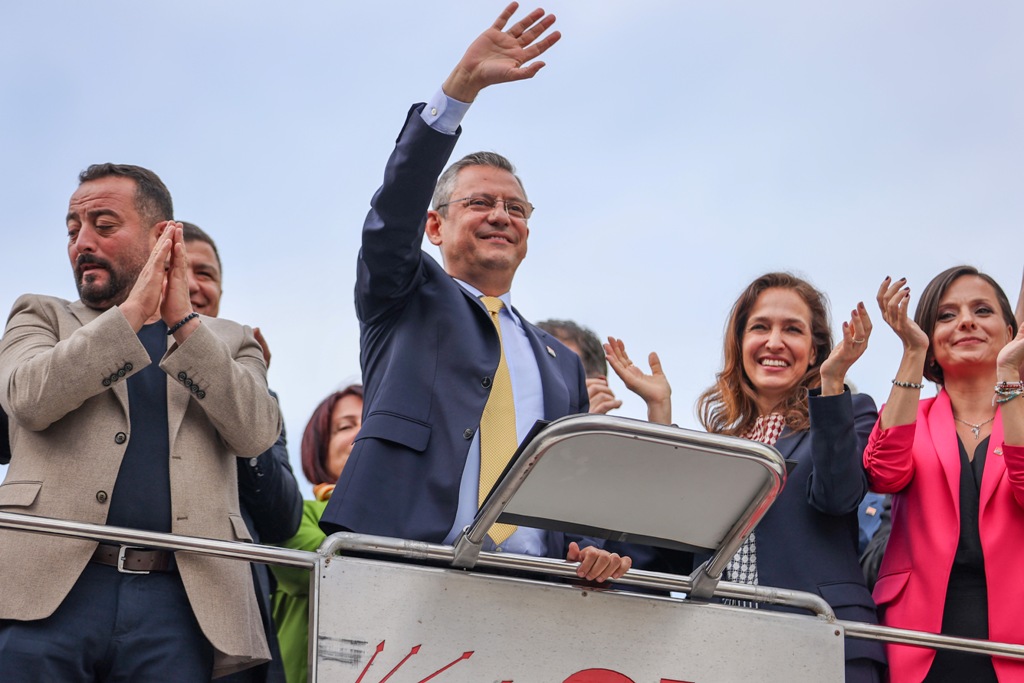 Tarihi zaferin ardından Özel'den İzmir çıkarması