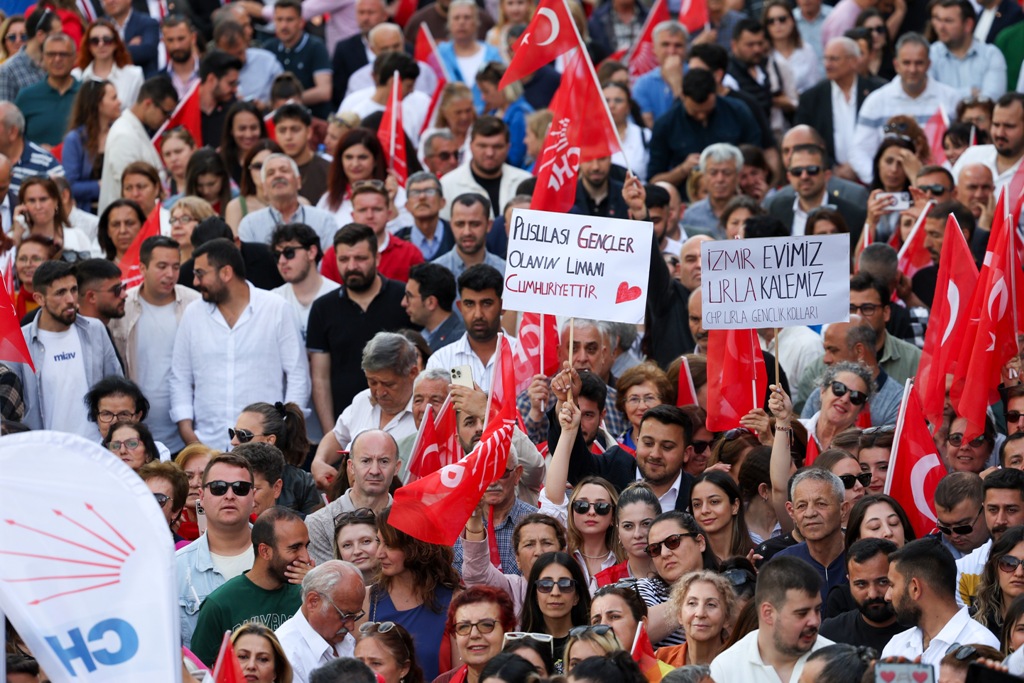 Tarihi zaferin ardından Özel'den İzmir çıkarması