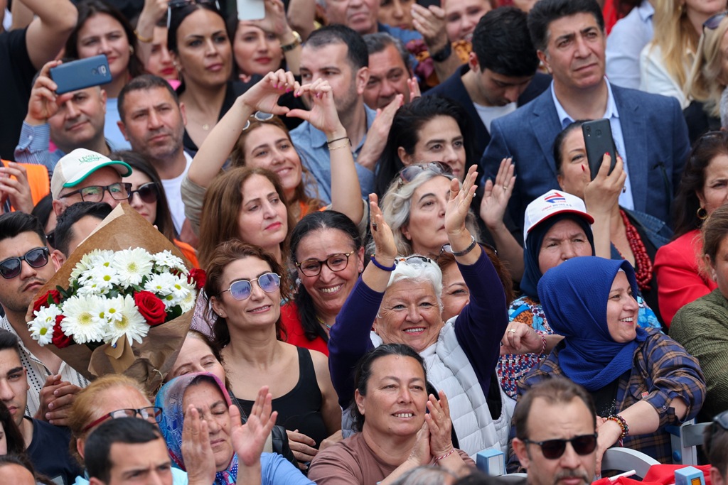 Tarihi zaferin ardından Özel'den İzmir çıkarması