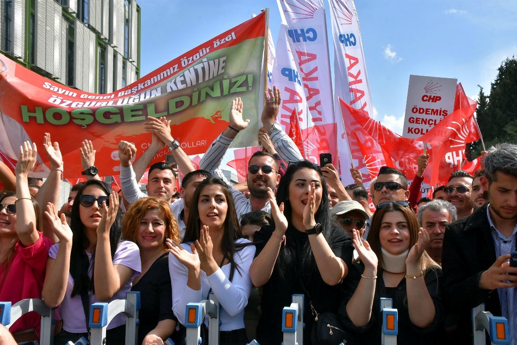 Tarihi zaferin ardından Özel'den İzmir çıkarması