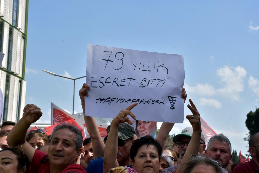 Tarihi zaferin ardından Özel'den İzmir çıkarması