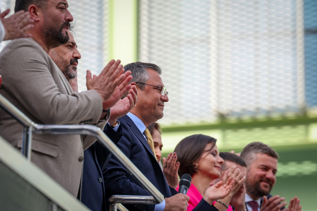 Tarihi zaferin ardından Özel'den İzmir çıkarması