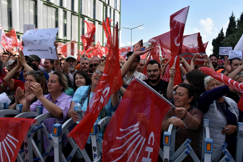 Tarihi zaferin ardından Özel'den İzmir çıkarması