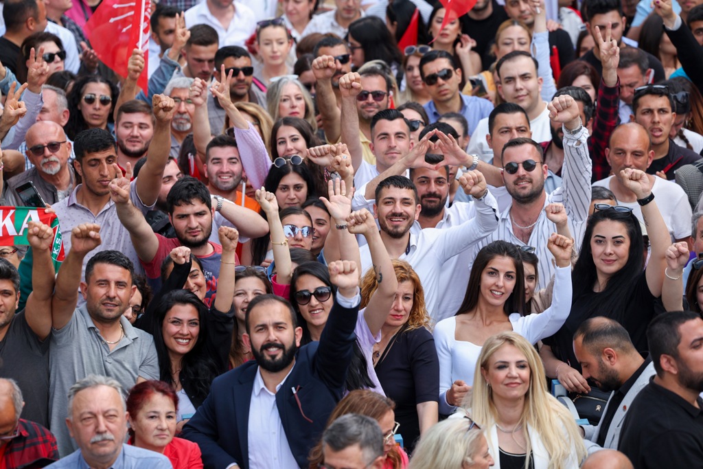 Tarihi zaferin ardından Özel'den İzmir çıkarması