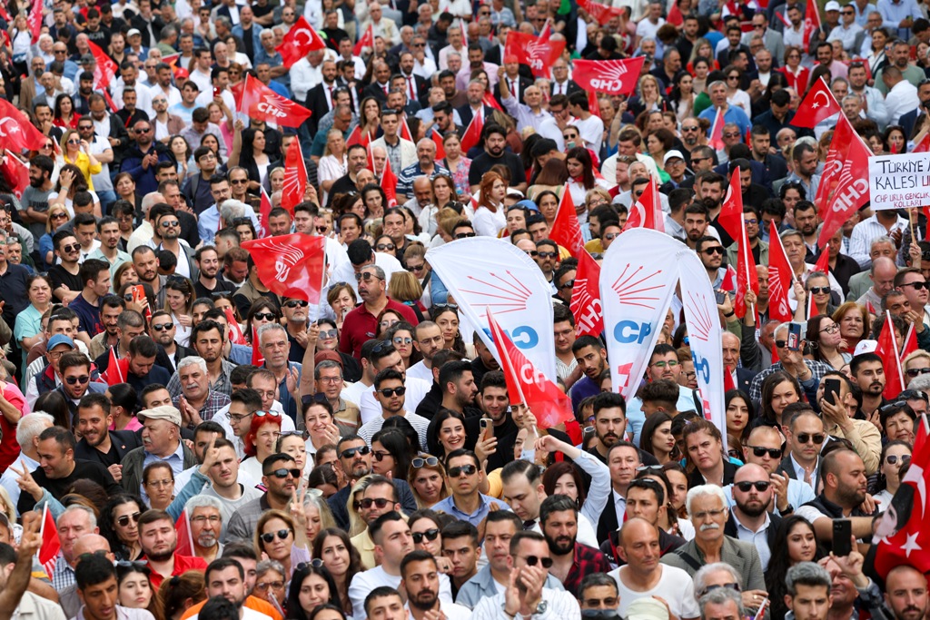 Tarihi zaferin ardından Özel'den İzmir çıkarması