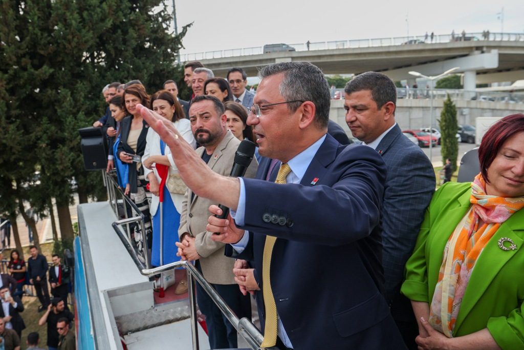 Tarihi zaferin ardından Özel'den İzmir çıkarması