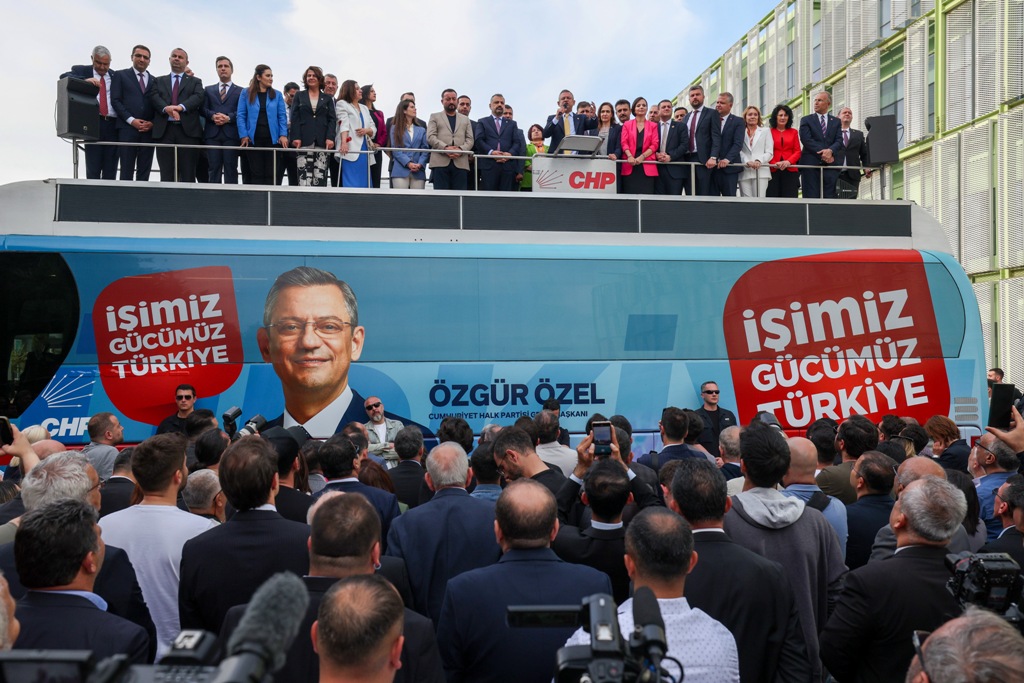 Tarihi zaferin ardından Özel'den İzmir çıkarması