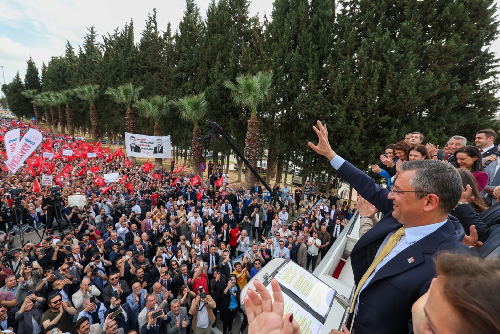 Tarihi zaferin ardından Özel'den İzmir çıkarması