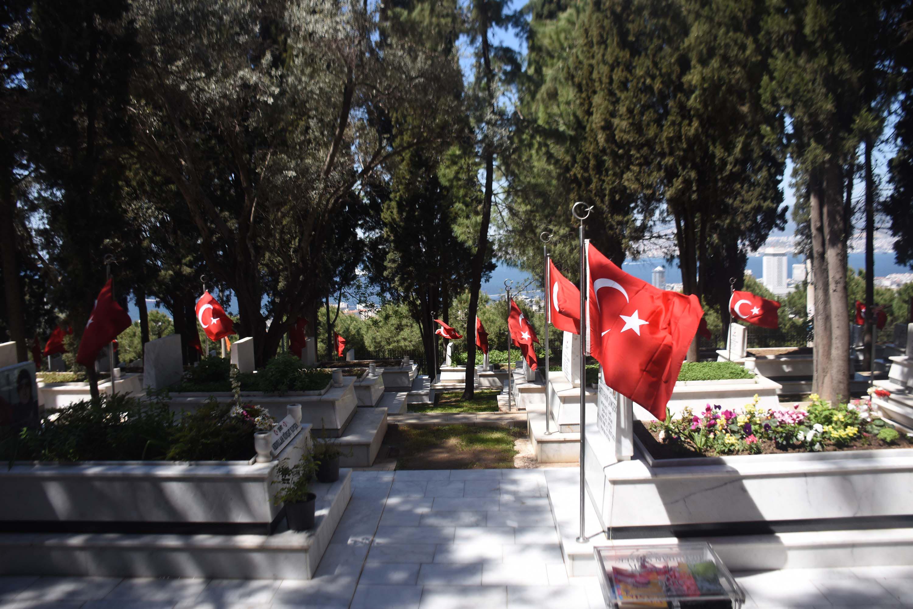 Kadifekale Şehitliği'nde buruk bayram