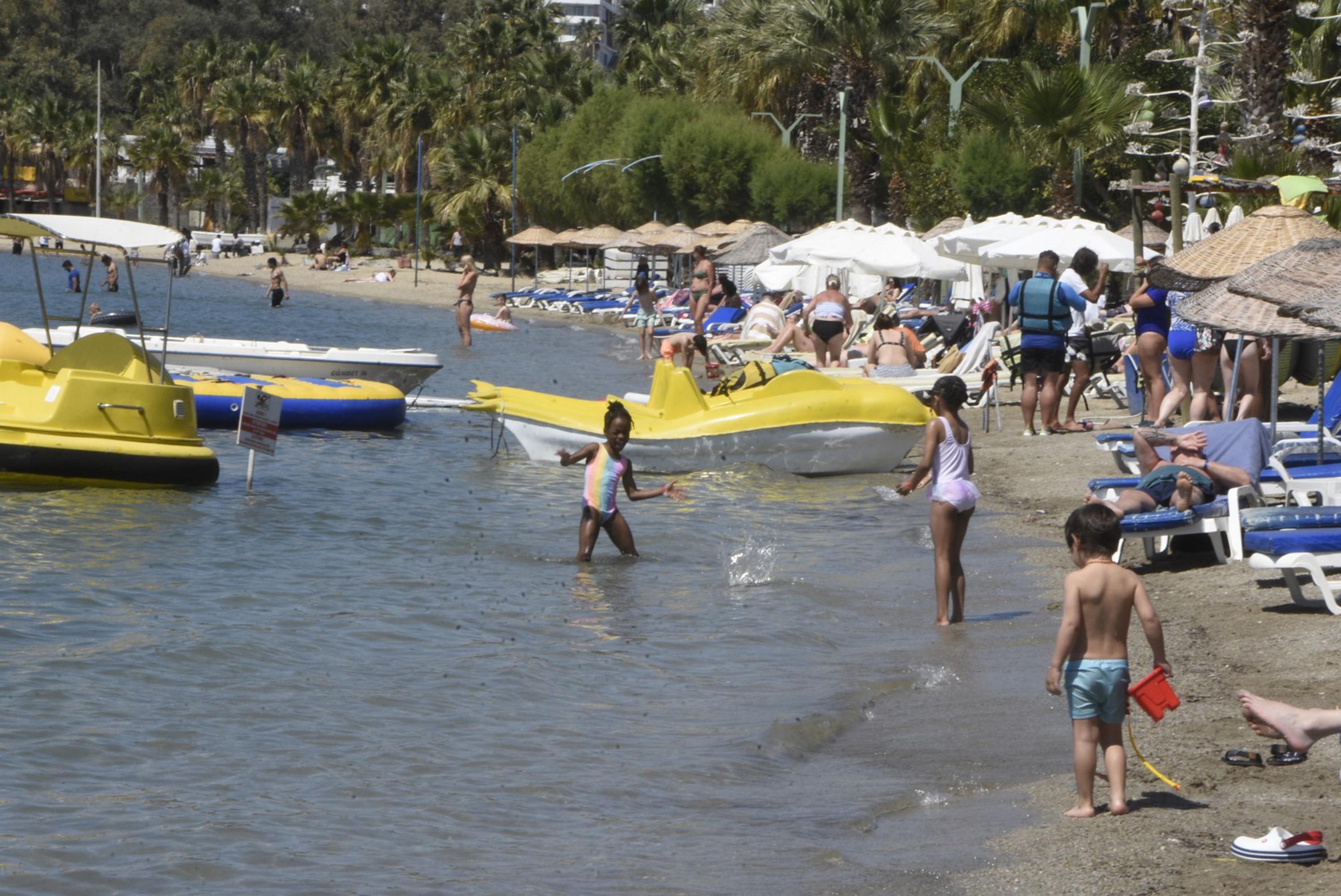 Bodrum'da plajlarda 'bayram' yoğunluğu