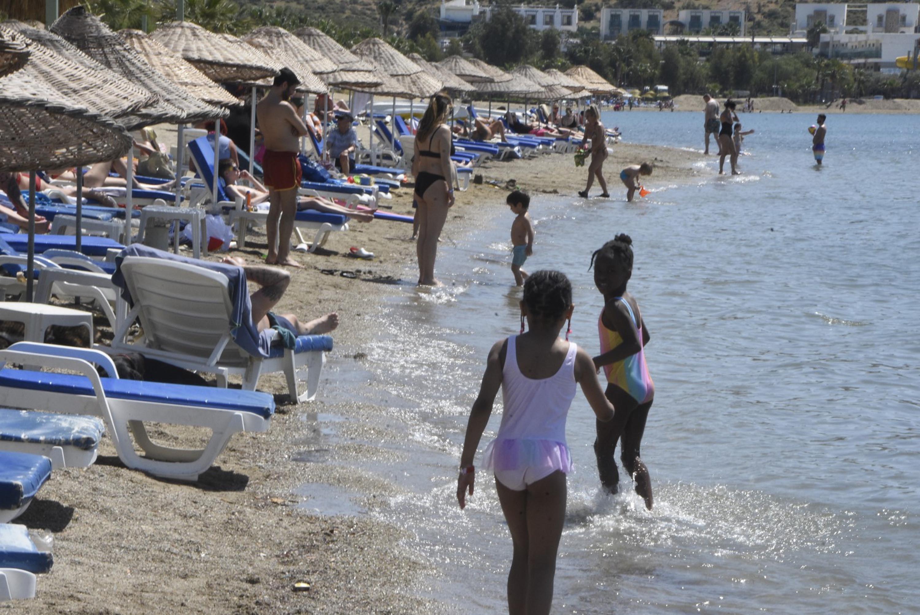 Bodrum'da plajlarda 'bayram' yoğunluğu