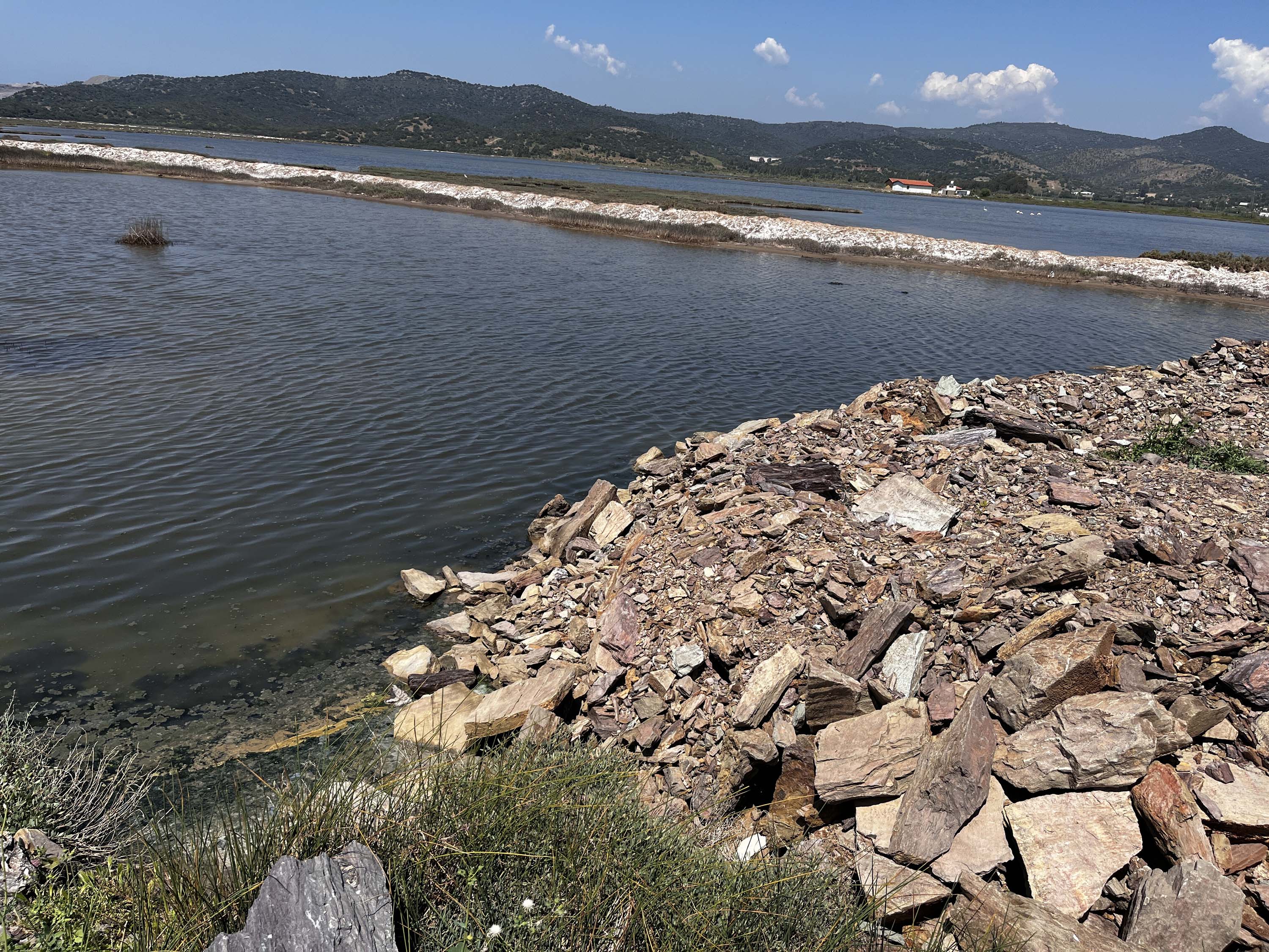 Flamingolara ev sahipliği yapan Tuzla Sulak Alanı'nda moloz yığınları