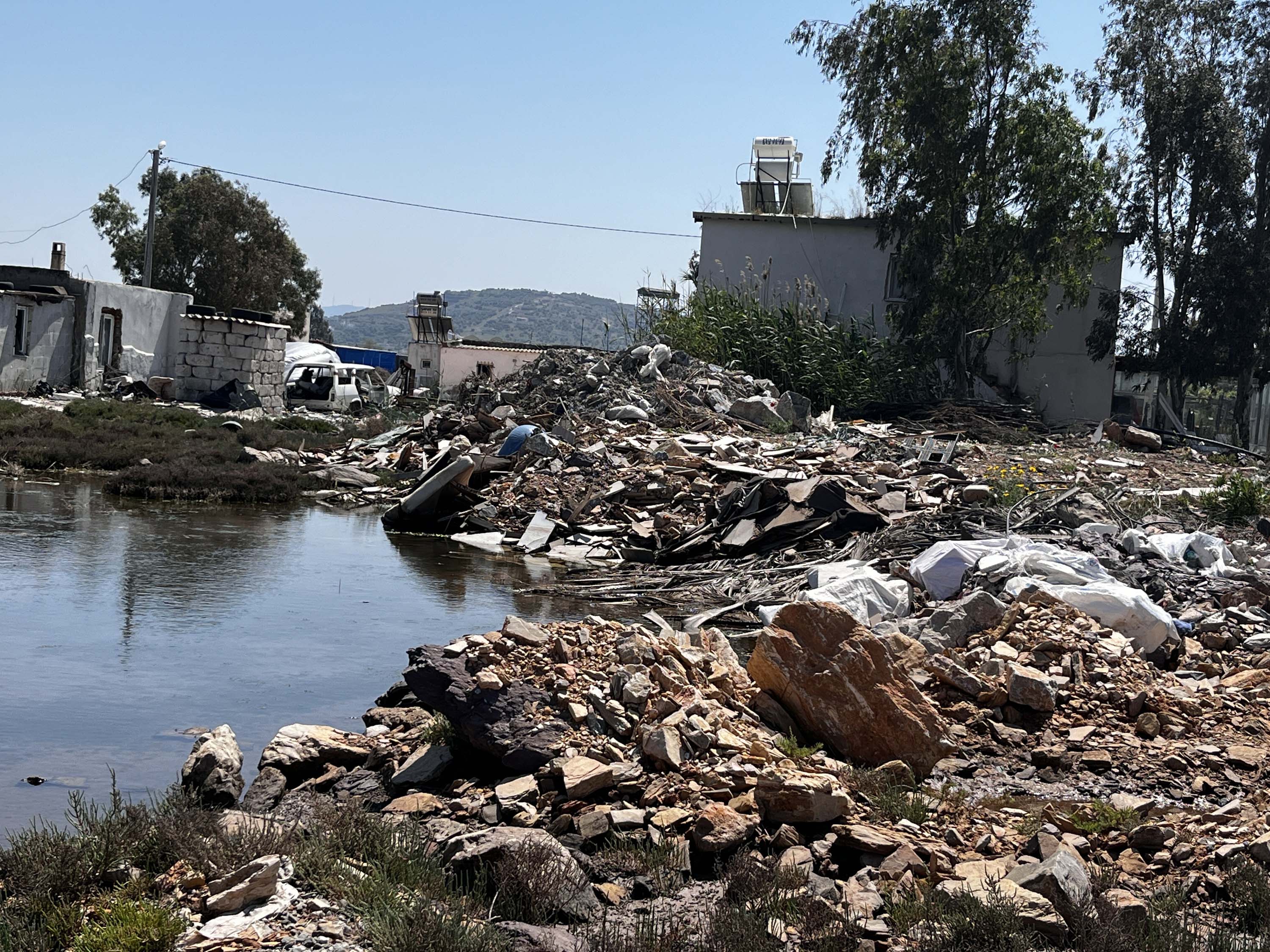 Flamingolara ev sahipliği yapan Tuzla Sulak Alanı'nda moloz yığınları