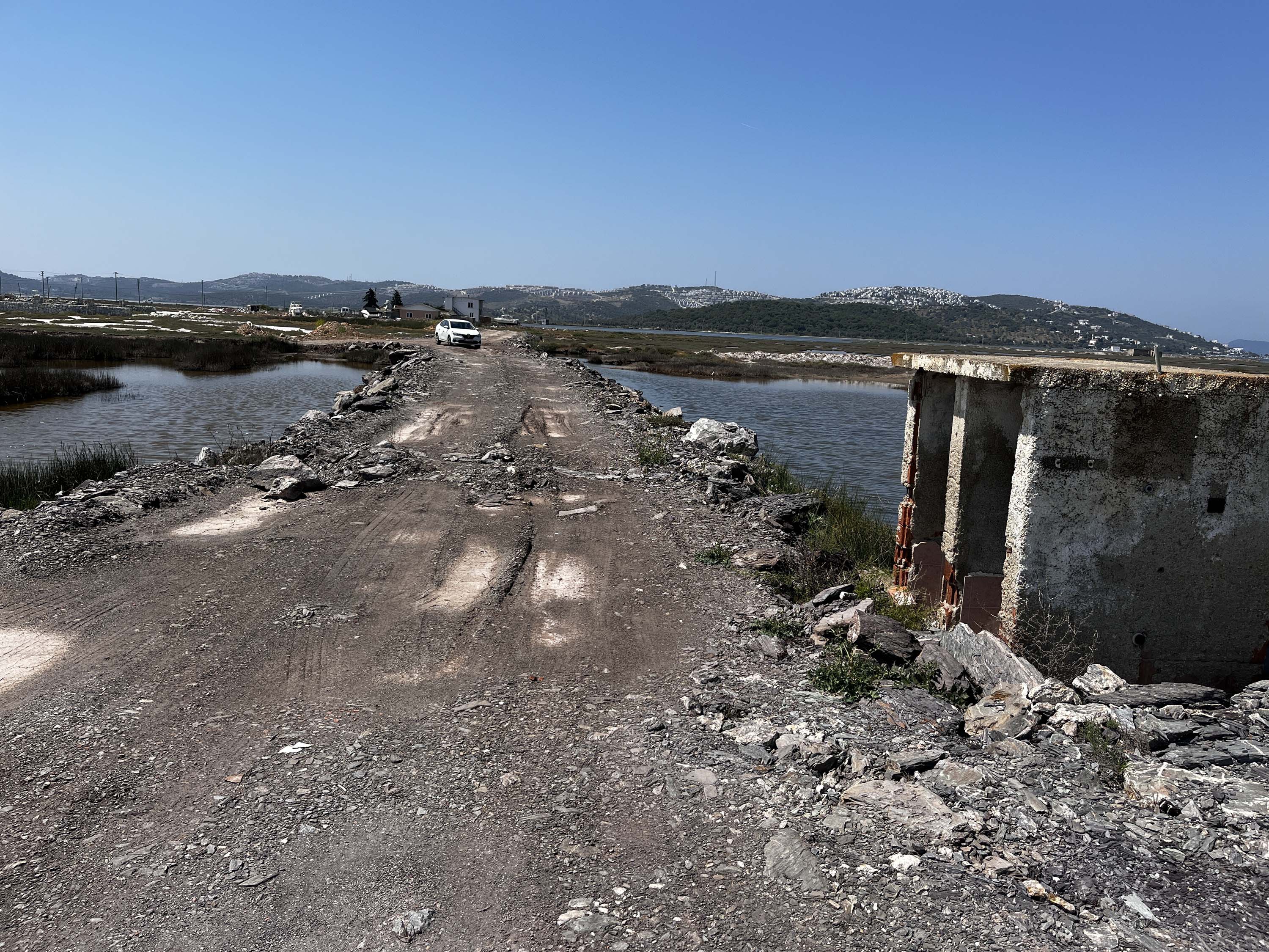 Flamingolara ev sahipliği yapan Tuzla Sulak Alanı'nda moloz yığınları