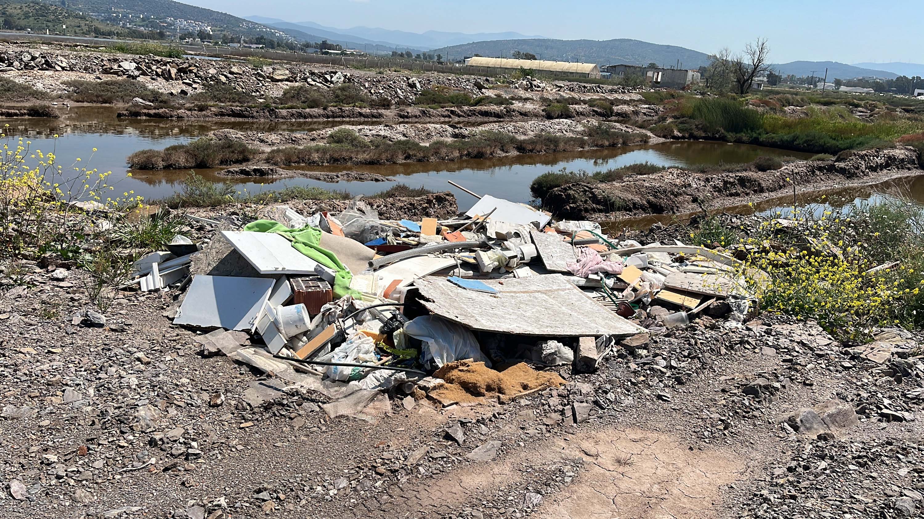 Flamingolara ev sahipliği yapan Tuzla Sulak Alanı'nda moloz yığınları