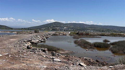 Flamingolara ev sahipliği yapan Tuzla Sulak Alanı'nda moloz yığınları