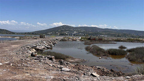 Flamingolara ev sahipliği yapan Tuzla Sulak Alanı'nda moloz yığınları