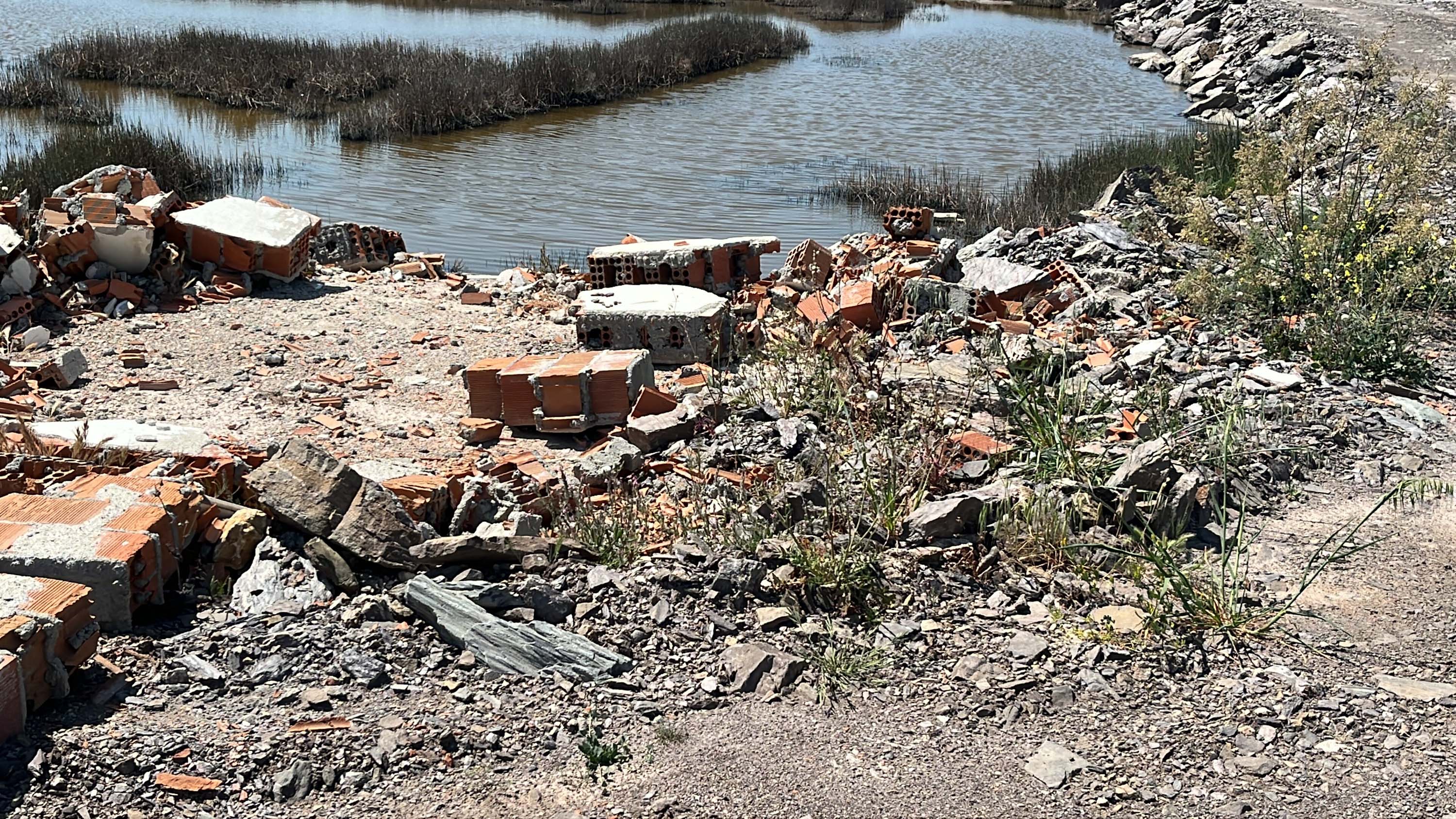 Flamingolara ev sahipliği yapan Tuzla Sulak Alanı'nda moloz yığınları