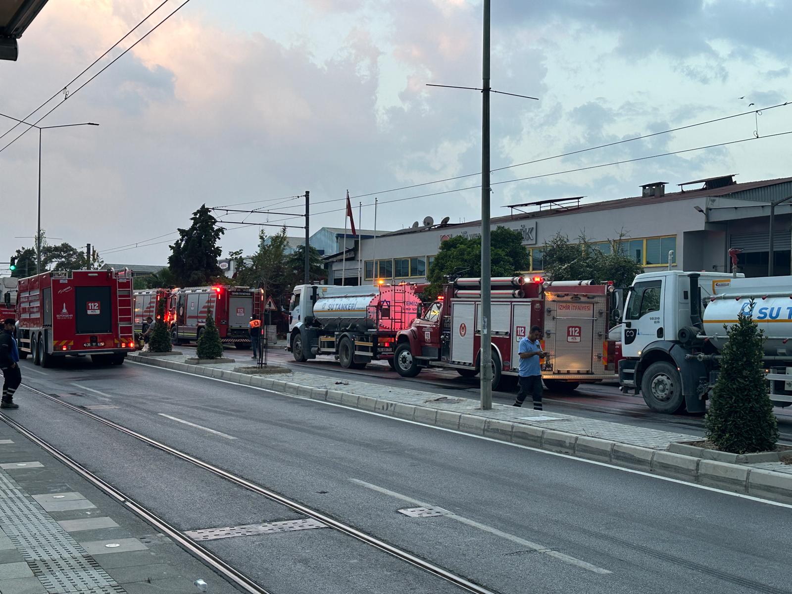 İzmir'de, kaplama fabrikasındaki yangın plastik fabrikasına da sıçradı