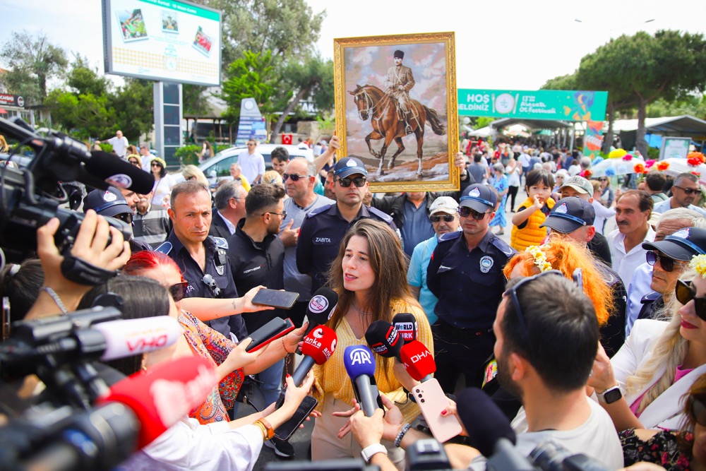 Alaçatı Ot Festivali'nde renkli kortej