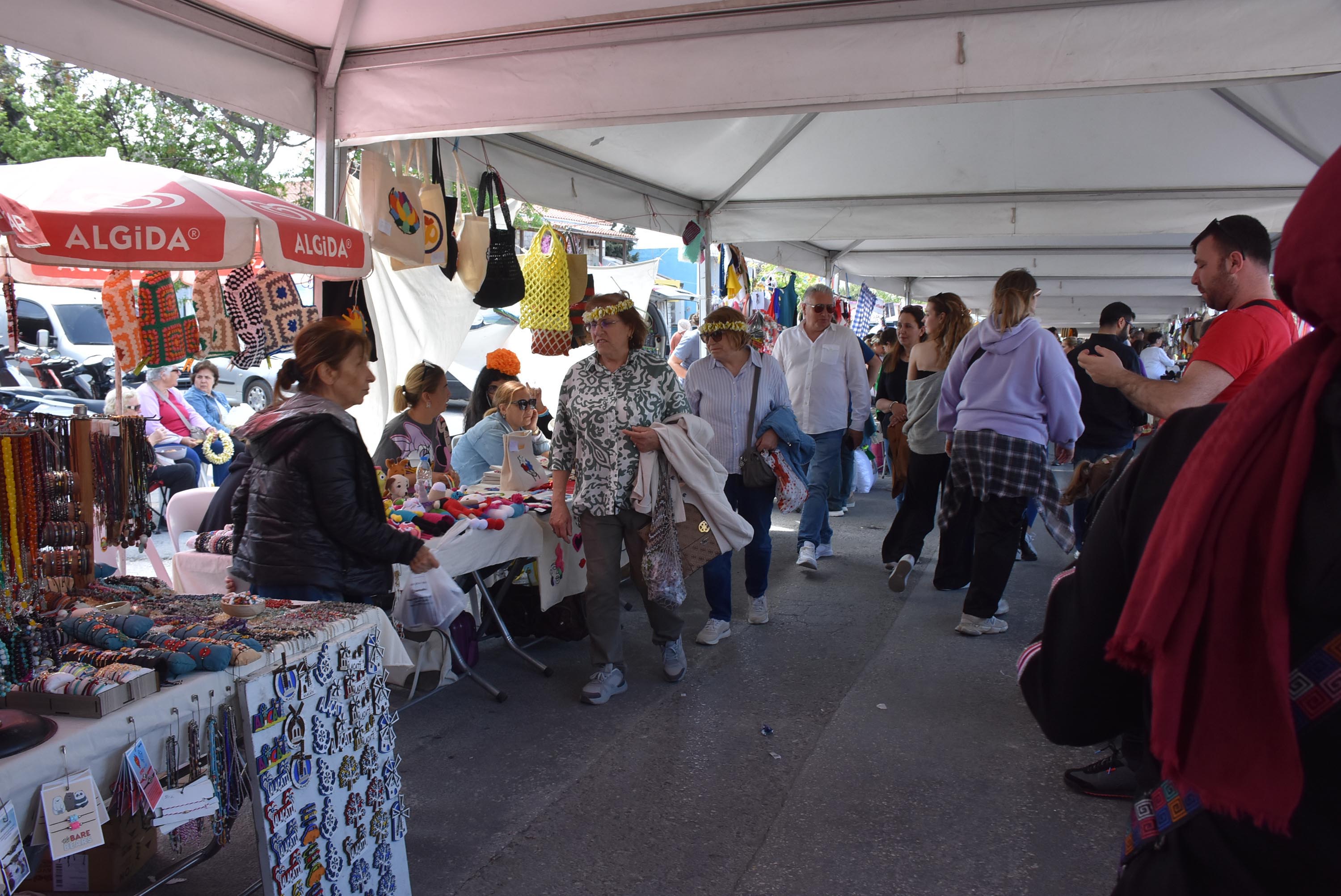 Alaçatı Ot Festivali'nde renkli kortej