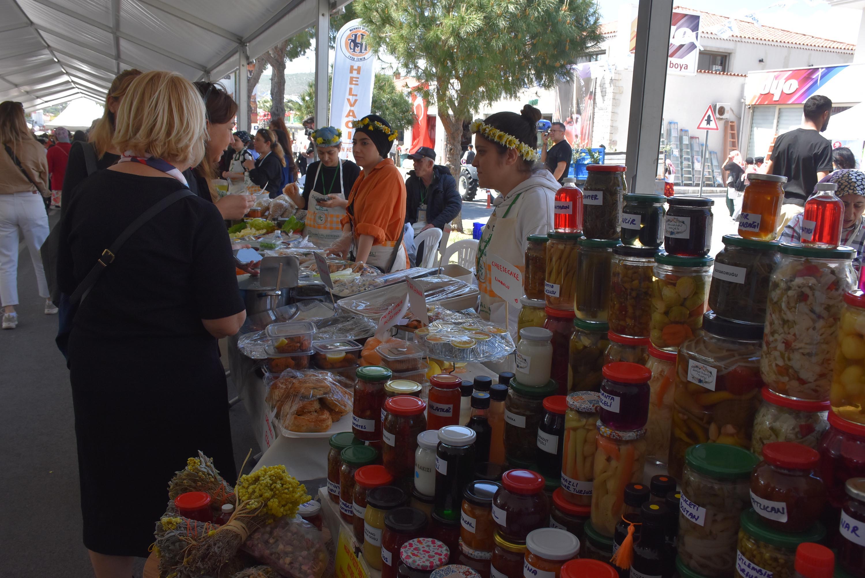 Alaçatı Ot Festivali'nde renkli kortej