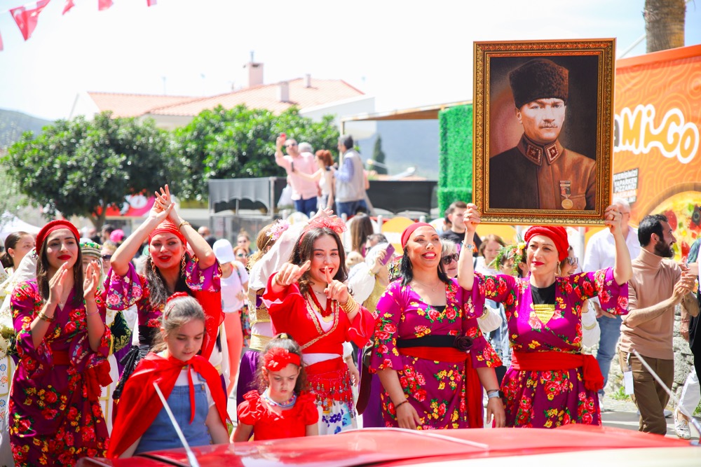 Alaçatı Ot Festivali'nde renkli kortej