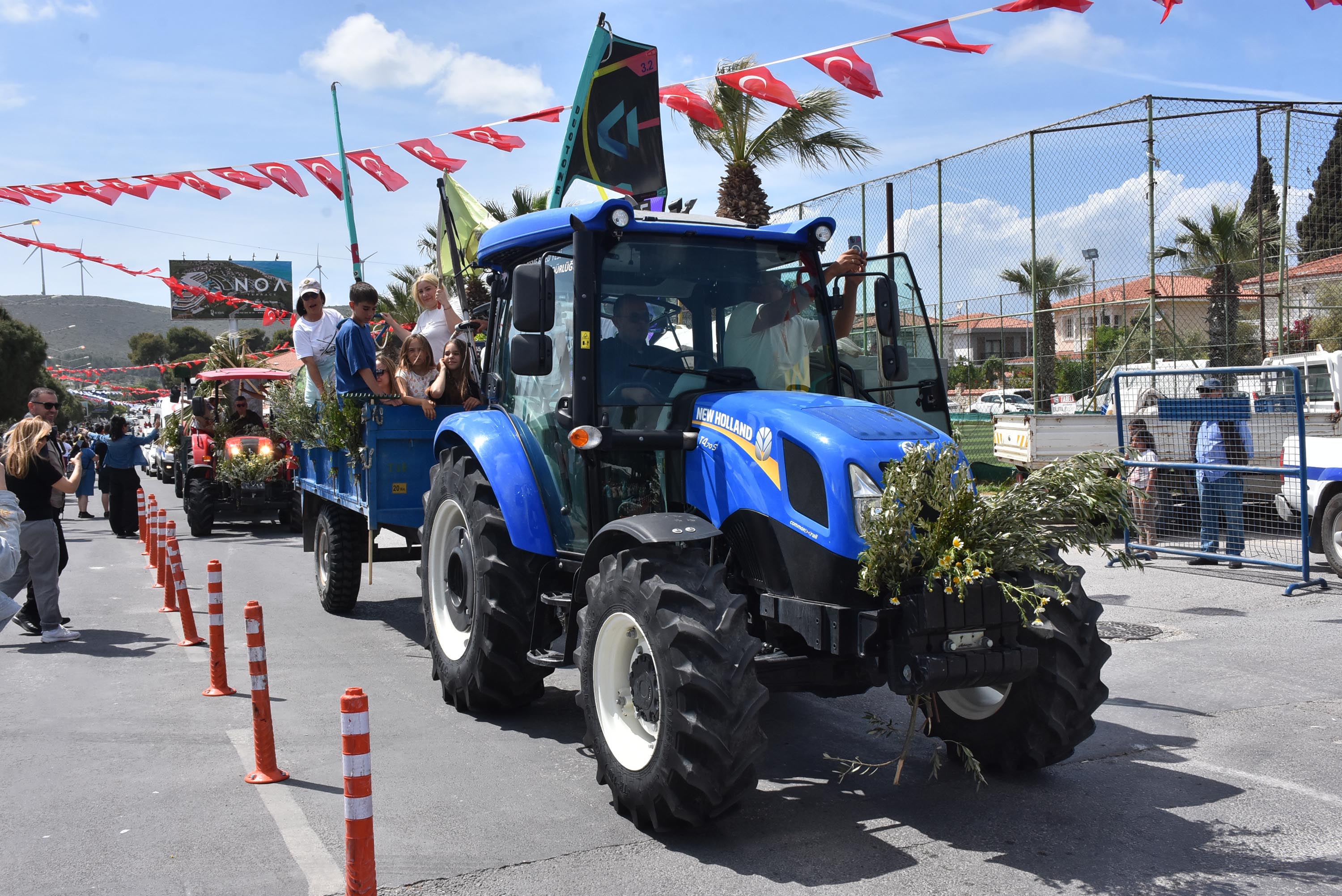 Alaçatı Ot Festivali'nde renkli kortej