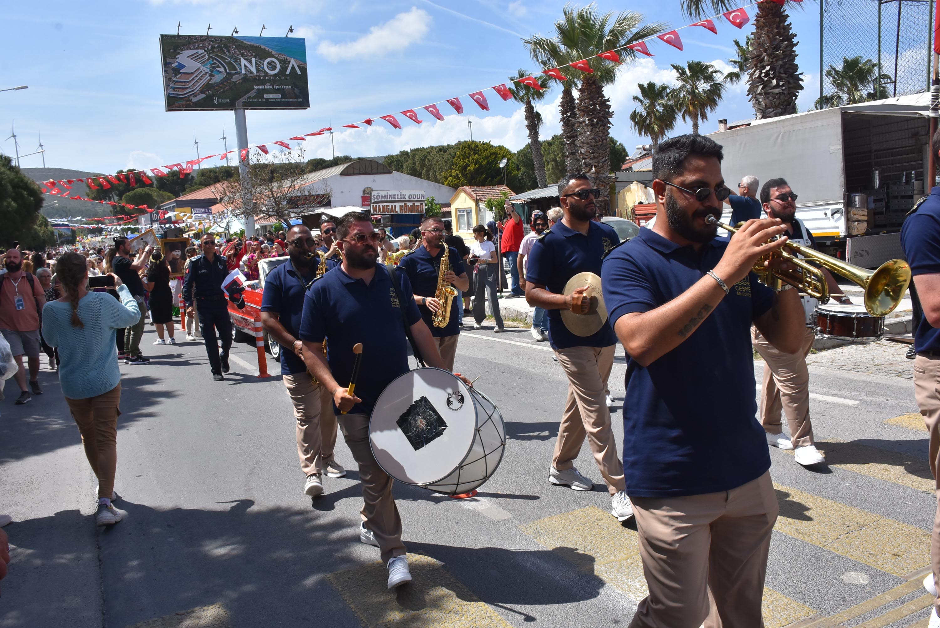 Alaçatı Ot Festivali'nde renkli kortej