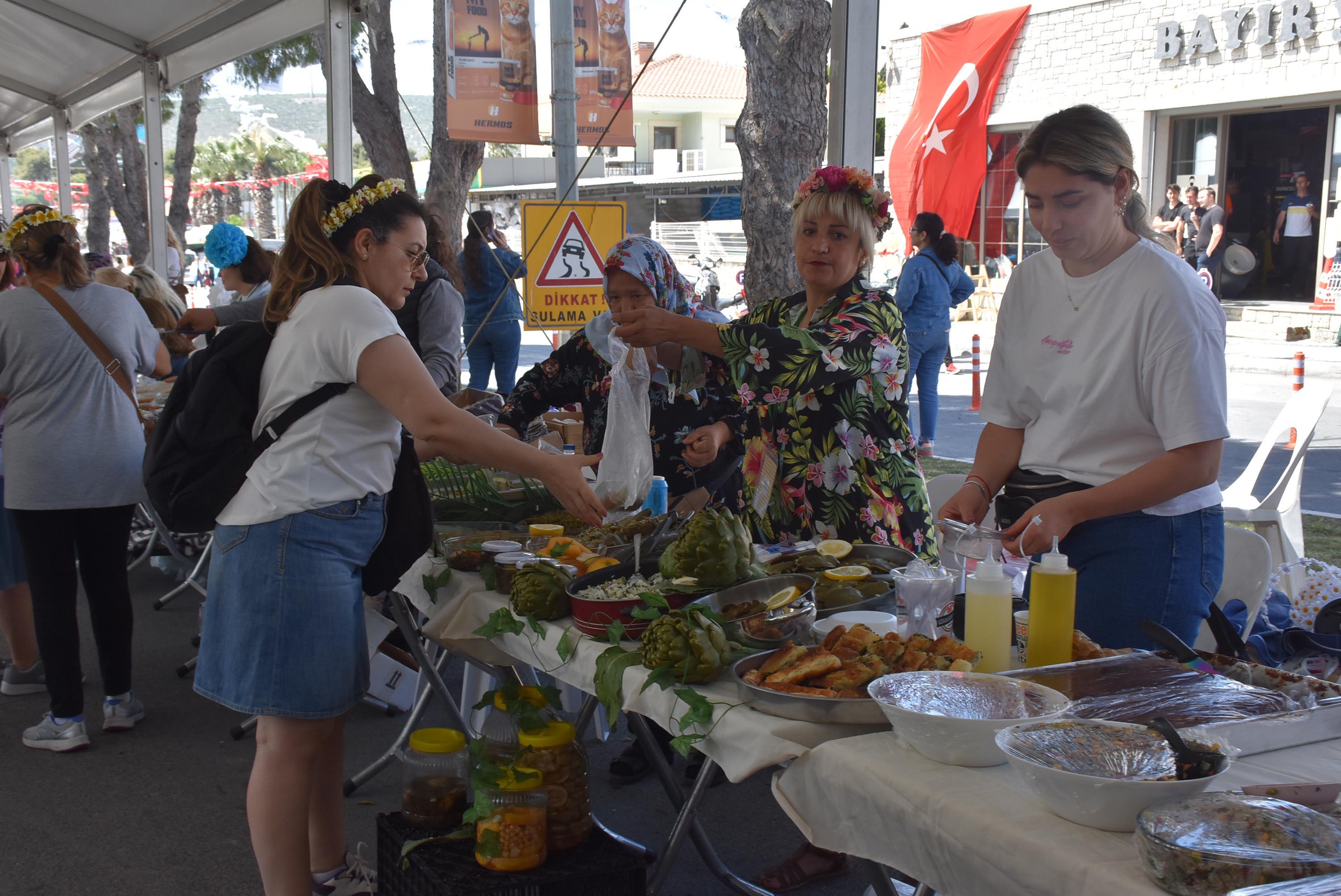 Alaçatı Ot Festivali'nde renkli kortej