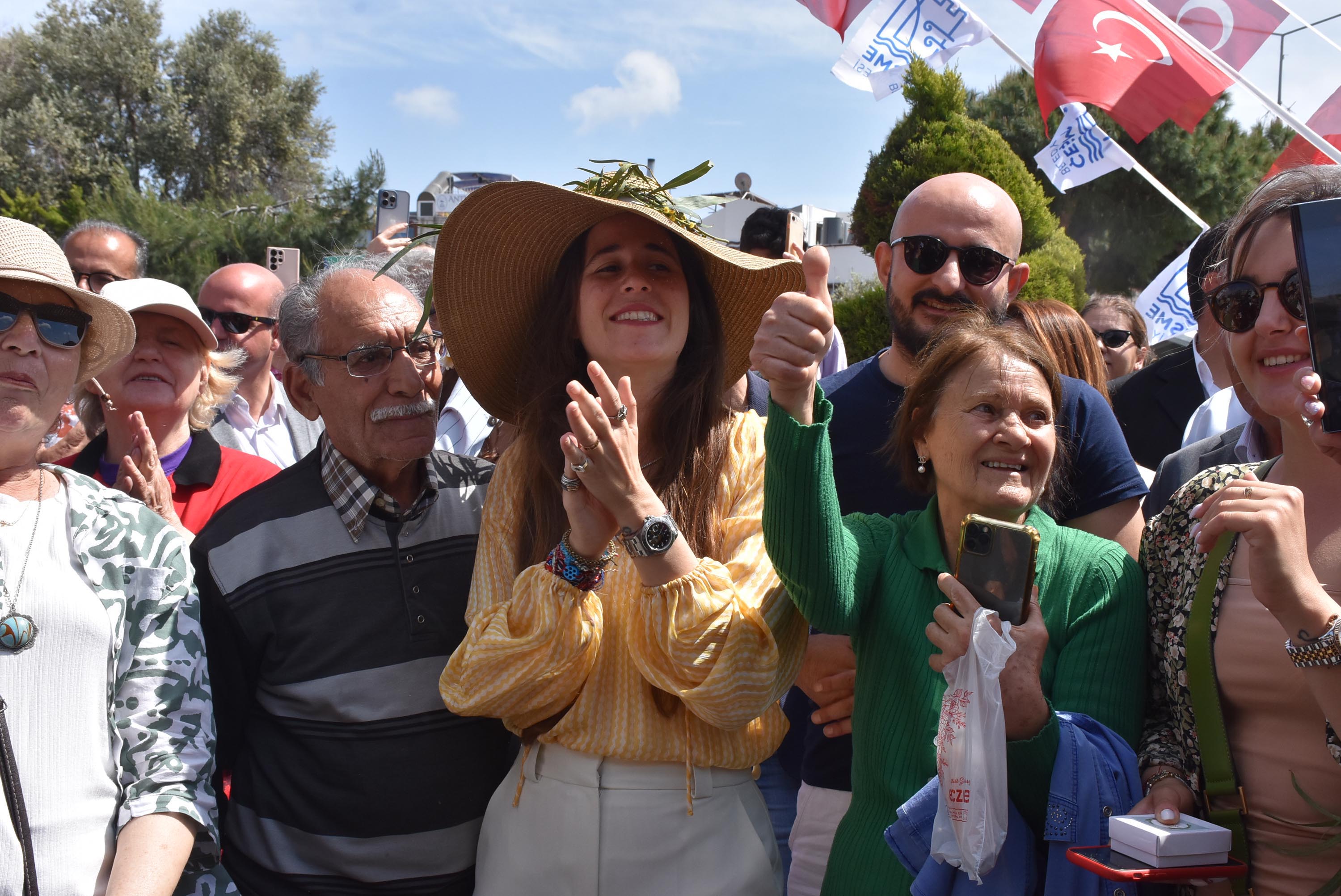 Alaçatı Ot Festivali'nde renkli kortej