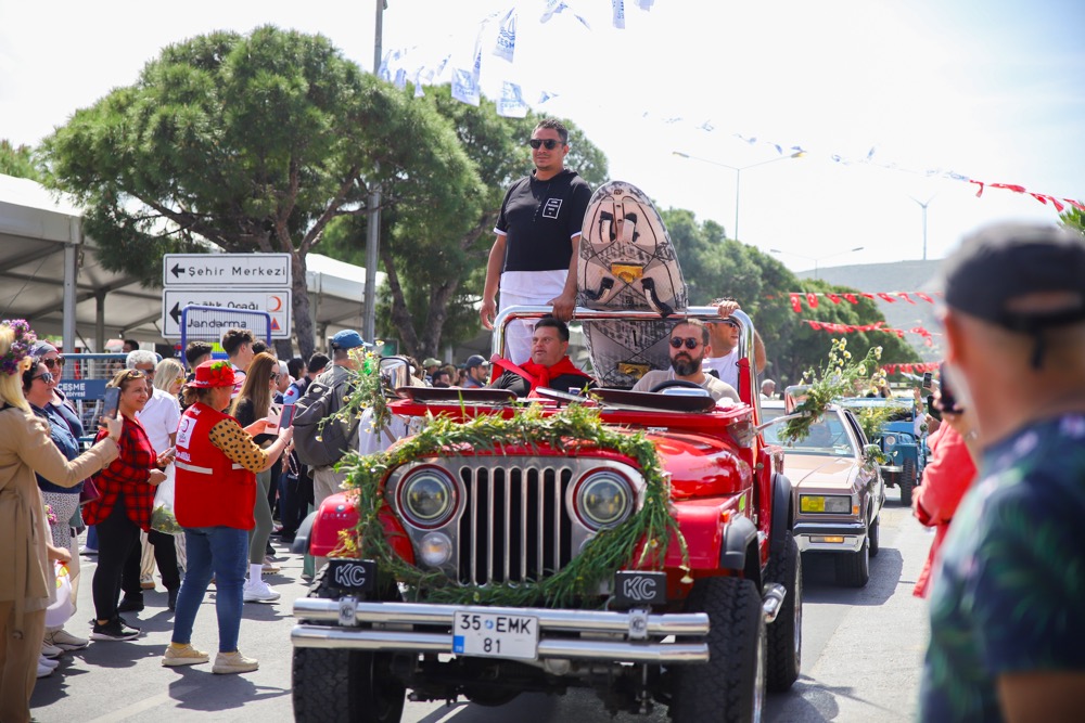 Alaçatı Ot Festivali'nde renkli kortej