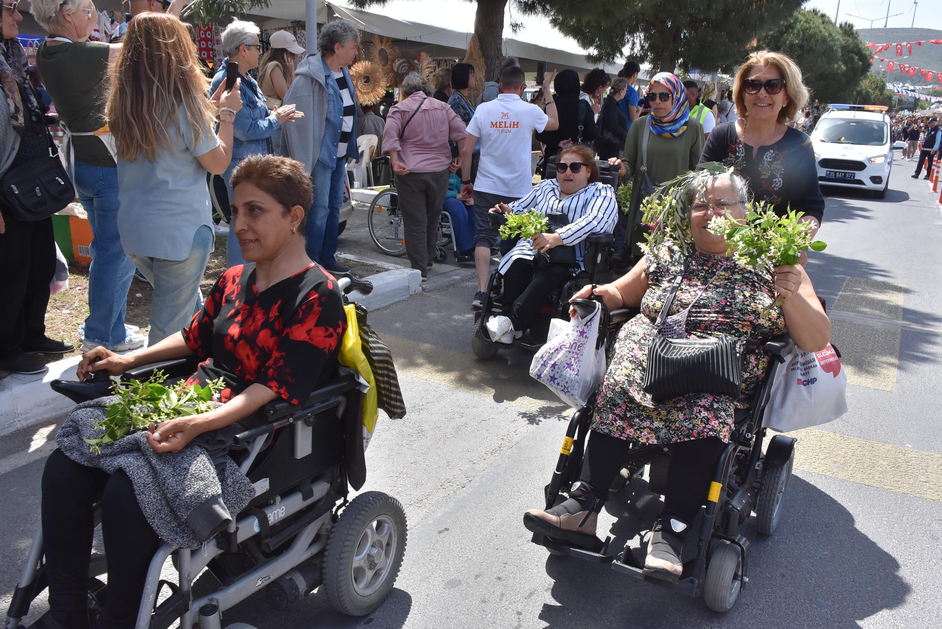 Alaçatı Ot Festivali'nde renkli kortej