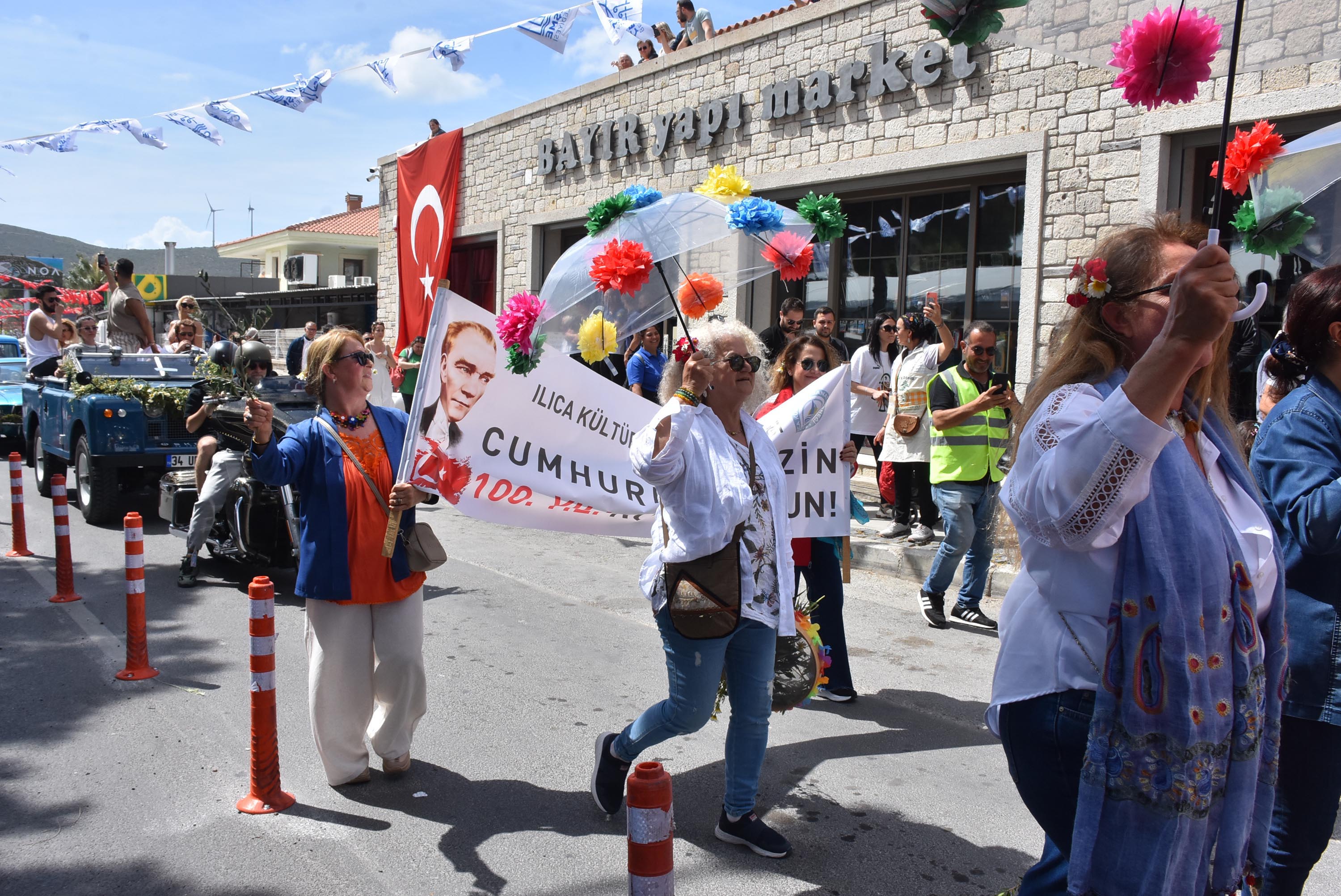 Alaçatı Ot Festivali'nde renkli kortej