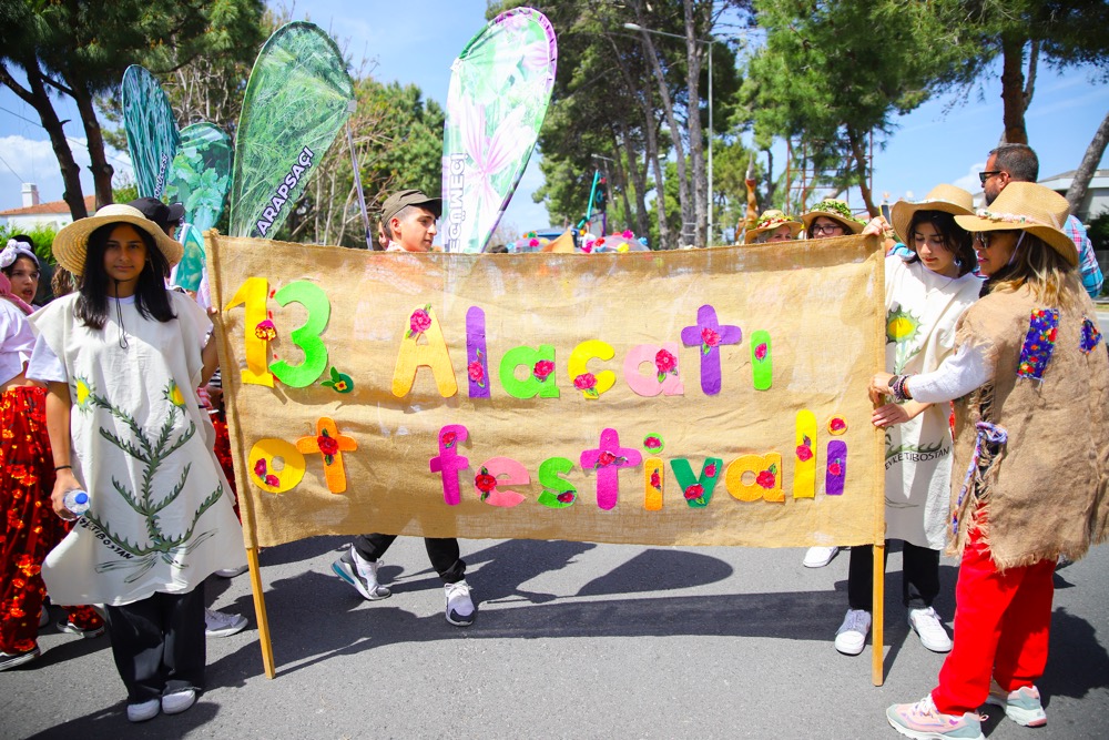 Alaçatı Ot Festivali'nde renkli kortej