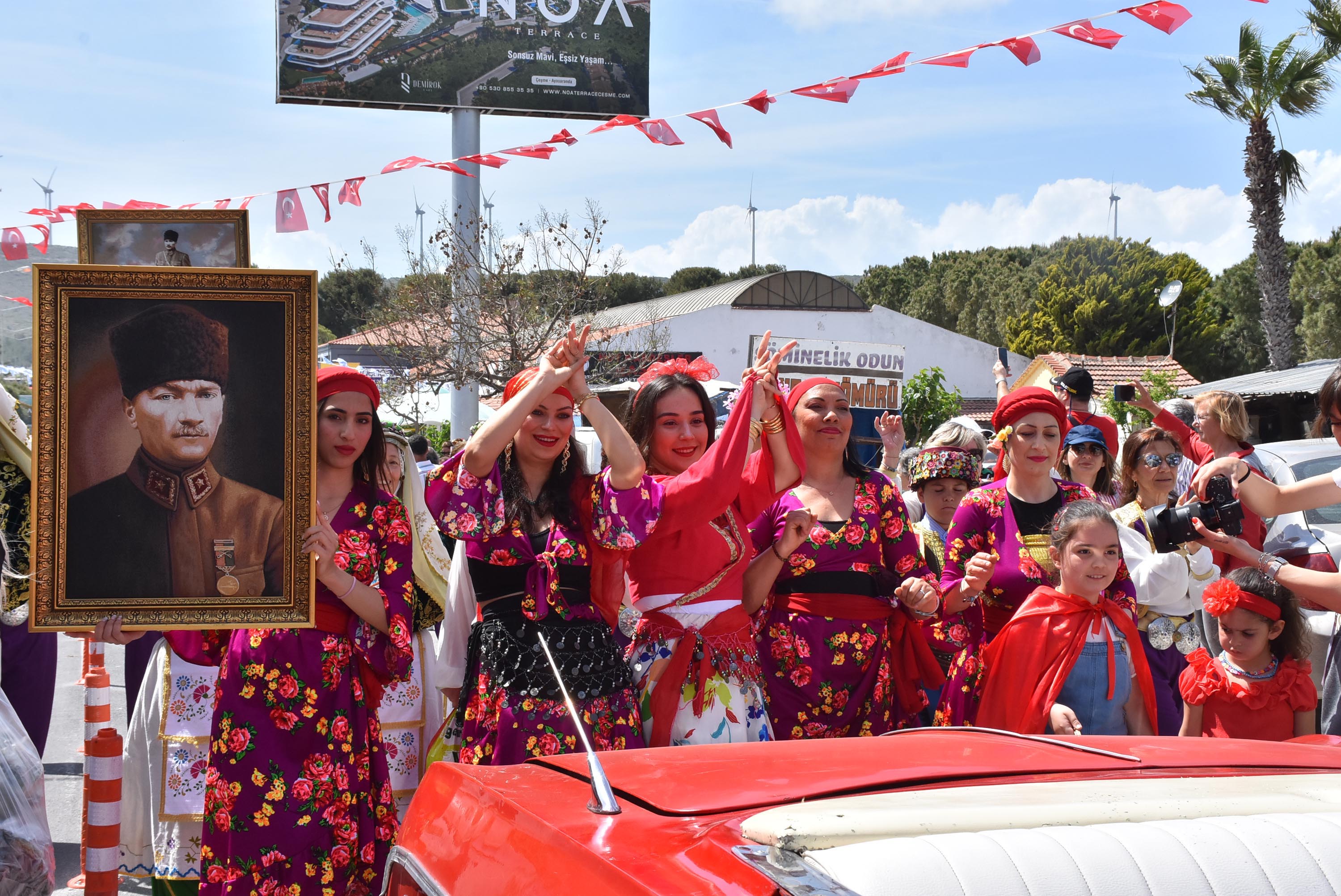 Alaçatı Ot Festivali'nde renkli kortej