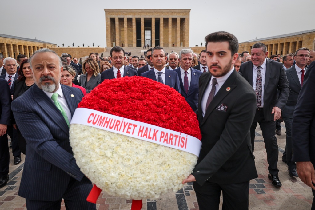 CHP heyeti Anıtkabir'de