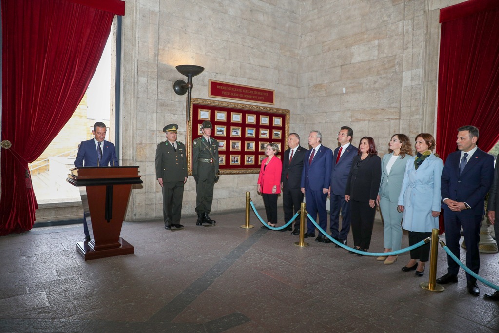 CHP heyeti Anıtkabir'de