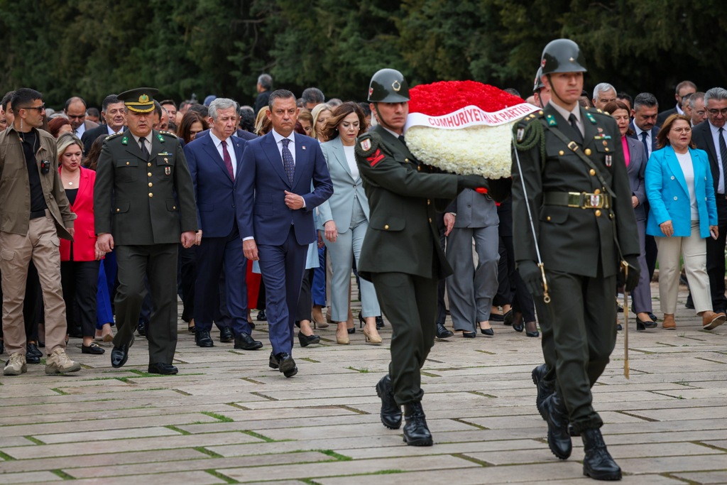 CHP heyeti Anıtkabir'de