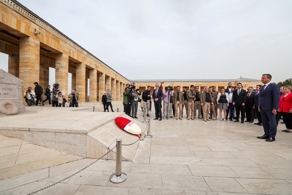 CHP heyeti Anıtkabir'de