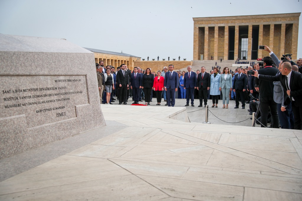 CHP heyeti Anıtkabir'de