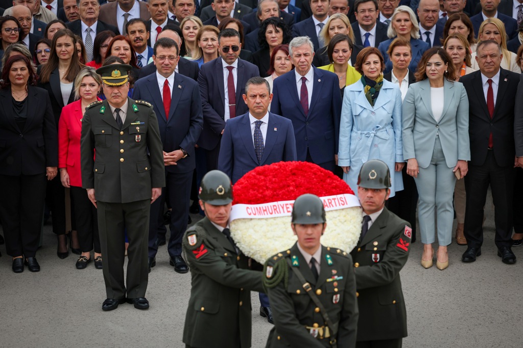 CHP heyeti Anıtkabir'de