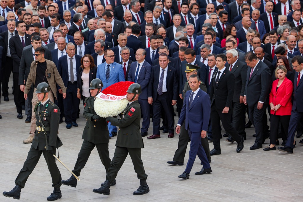 CHP heyeti Anıtkabir'de