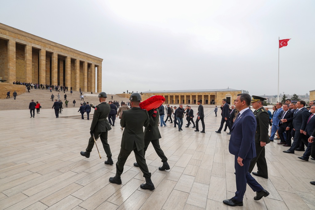 CHP heyeti Anıtkabir'de