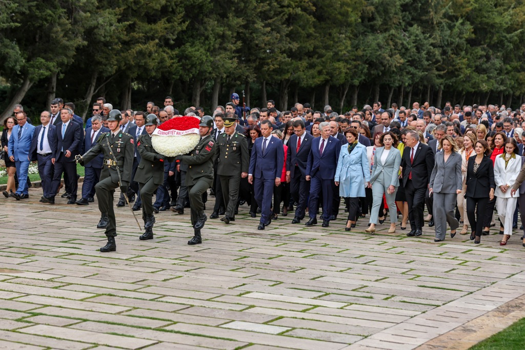 CHP heyeti Anıtkabir'de