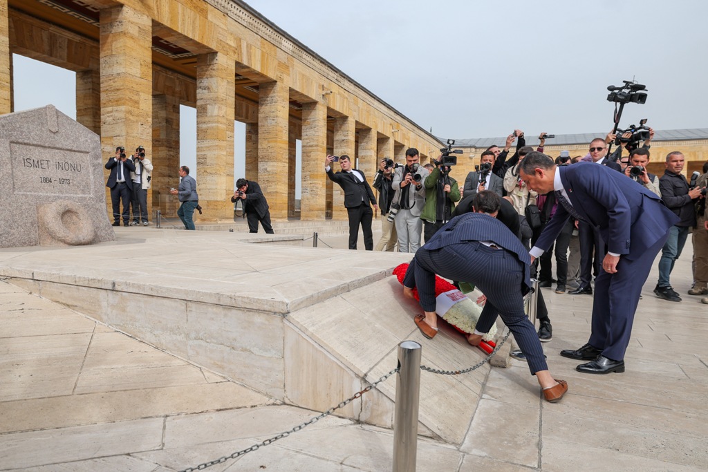 CHP heyeti Anıtkabir'de