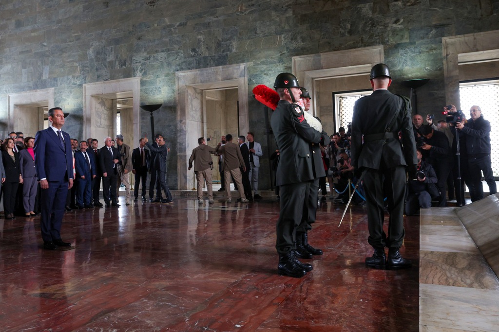 CHP heyeti Anıtkabir'de