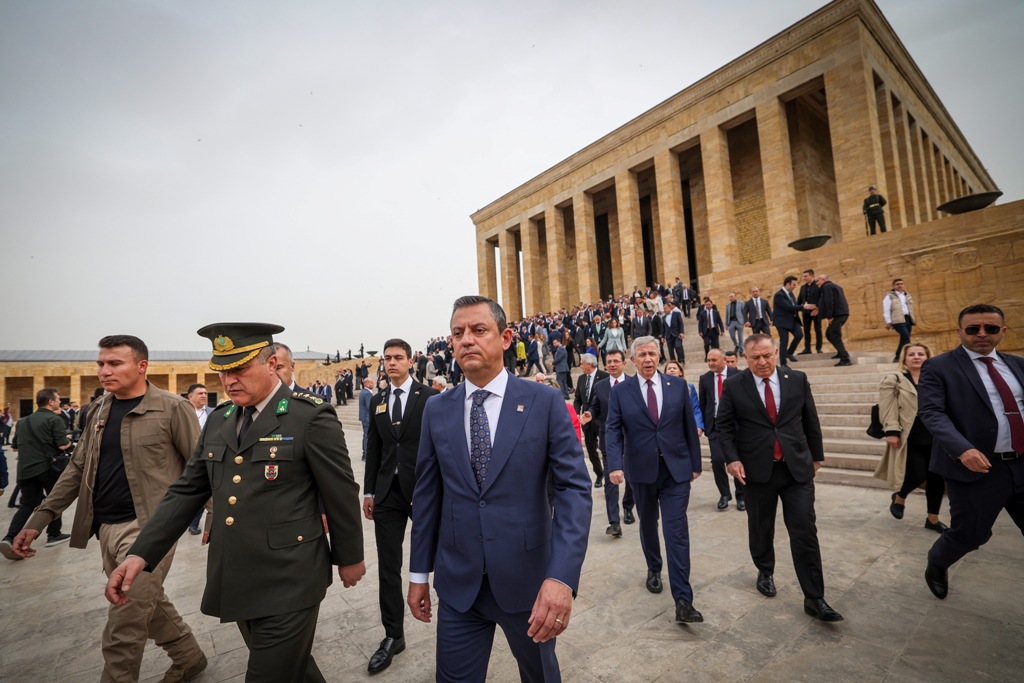 CHP heyeti Anıtkabir'de