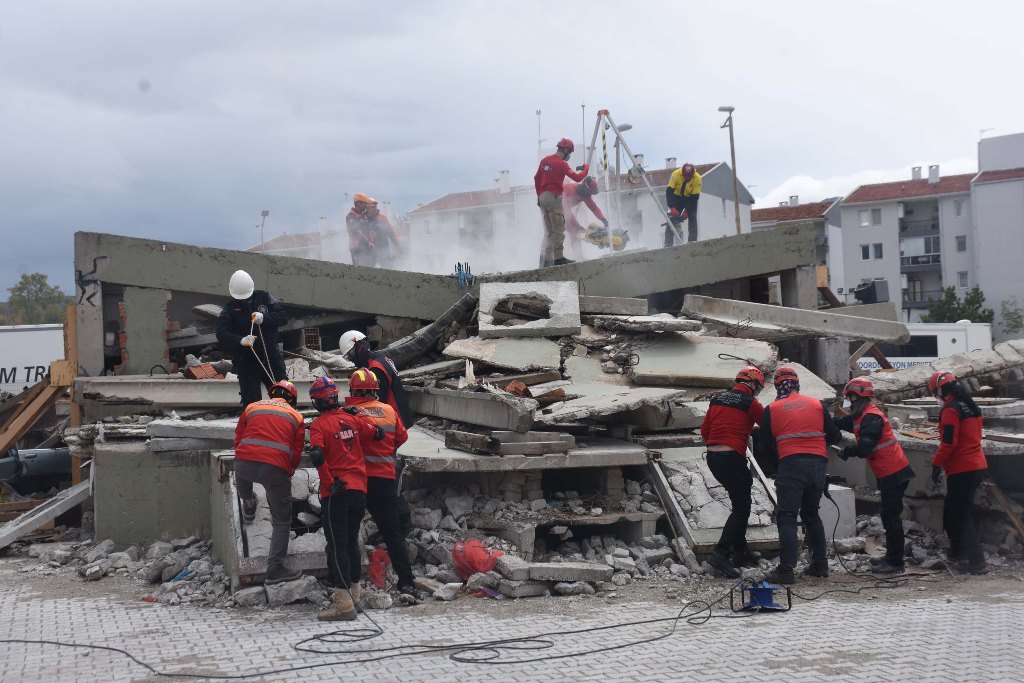 İzmir'de 'Hayvan Arama Kurtarma Tatbikatı' yapıldı